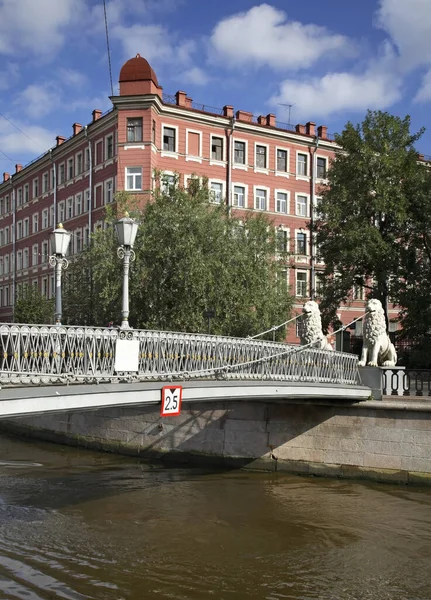 サンクトペテルブルクのグリボエドフ運河にかかる4つのライオンズの橋 ロシア — ストック写真