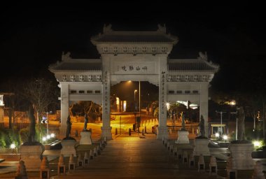 Po Lin Manastırı 'na giriş. Lantau Adası. Hong Kong. Çin