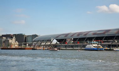 Amsterdam Merkez İstasyonu. Hollanda