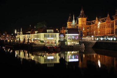 Amsterdam 'daki turizm bürosu ve merkez tren istasyonu. Hollanda