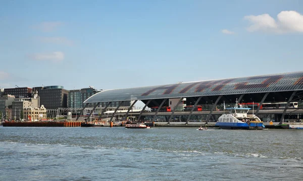 Amsterdam Merkez İstasyonu. Hollanda