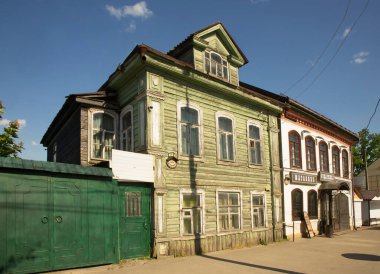 Torzhok 'taki eski caddenin manzarası. Tver bölgesi. Rusya
