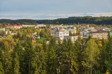 Vakkosalmi parkındaki Kuhavuori dağından Sortavala 'nın (Serdobol) panoramik manzarası. Karelia Cumhuriyeti. Rusya