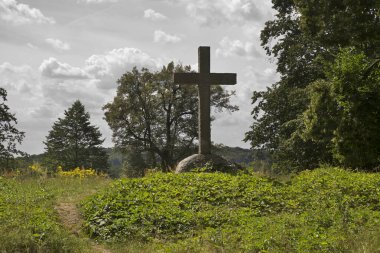 Leknica yakınlarındaki Park Muzakowski 'de (Park von Muskau) eski bir haç. UNESCO Dünya Mirası Alanı. Polonya