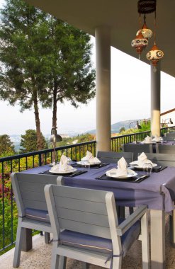 Kyrenia (Girne) yakınlarındaki Karaman (Karmi) köyünde hazine restoranı. Kıbrıs