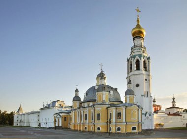 Vologda Kremlin 'deki Aziz Sophia Katedrali' nin Diriliş Katedrali ve çan kulesi. Rusya