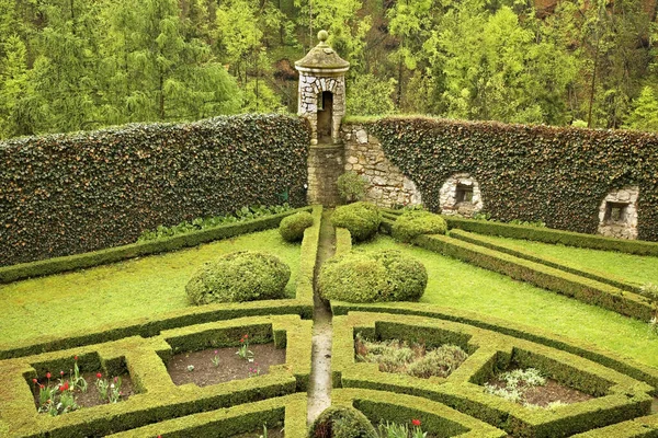 Pieskowa Skala (Küçük Köpek Kayası) şatosu Ojcow Ulusal Parkı 'nda. Polonya