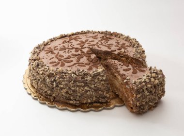 Beyaz arka planda çikolata ve waffle serpiştirilmiş gözleme. Kesik bir üst görünümü var.
