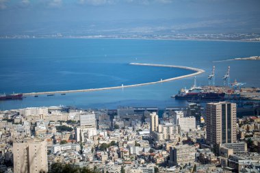 Aşağı şehir ve İsrail 'in Hayfa limanının panoramik manzarası