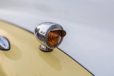 Eski sarı arabadaki eski uyarı lambası