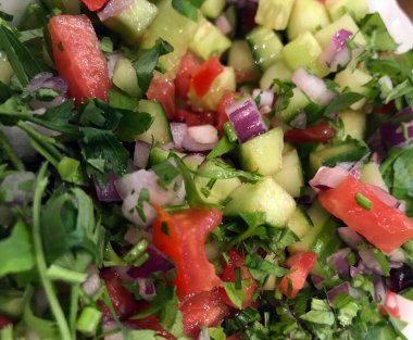 Domateslerden sebze salatası, salatalık, soğan, salata.