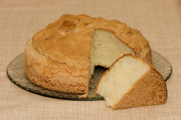 Zelfgebakken Brood Met Gesneden Brok Een Glazen Dienblad Tafelkleed Van — Stockfoto