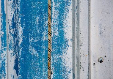 Eski ve yanmış beyaz-mavi çit ve ip