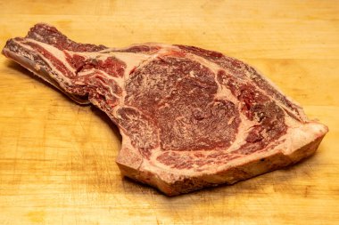 Tahta tahtada kırmızı, sulu, çiğ, baltalı biftek.