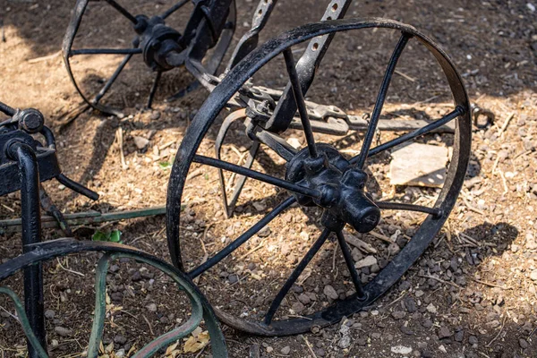 Fragment Roues Une Vieille Charrue Agricole Noire Fer Sur Herbe — Photo