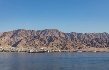 Kızıldeniz 'den Ürdün' ün Akabe kentine, limana ve çok sayıda gemiye panoramik manzara