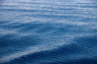 Dalgalar ve dalgalarla mavi suyla Kızıldeniz