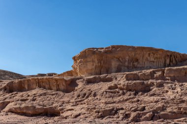 İsrail 'in Arava çölündeki Timna Park manzarası. Sarı ve kırmızı dağlar, kayalık yüzey ve mavi gökyüzü