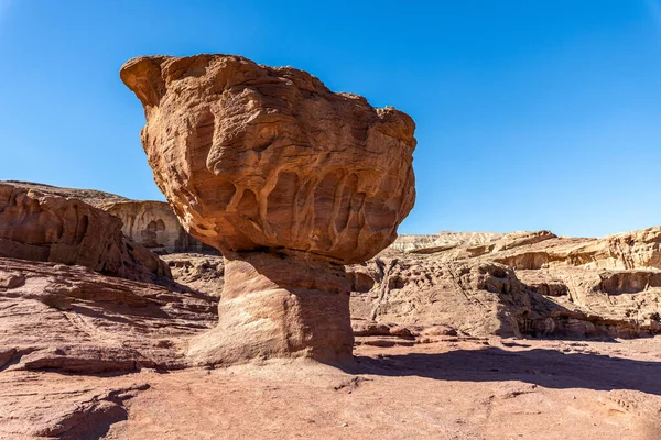 Escultura Feita Por Natureza Cogumelo Contra Céu Azul Montanhas Vermelhas — Fotografia de Stock