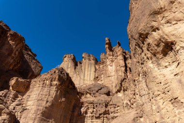 Sarı-kırmızı Süleyman sütunları İsrail 'in Arava çölündeki Timna parkında doğal cazibe tarafından oluşturuldu.
