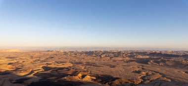 Machtesh Ramon 'un günbatımında Negev çölündeki panoramik görüntüsü