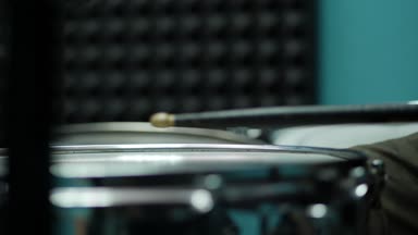 Baget davul seti üzerinde oynarken davulcular elinde kadeh yukarıya kapatmak