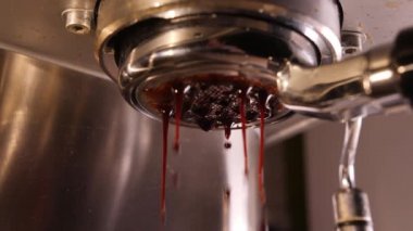 Dipsiz filtre kahve makinesi ve sıcak kahve ile sağanak. Hareket yavaş çekim kapatın