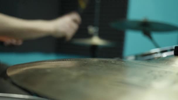 Primer plano de vibración platillo y bateristas manos con muslo fuera de foco — Vídeo de stock