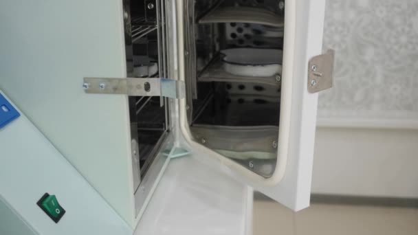 Dry heat sterilizing box for medical instruments with open door — Stock Video