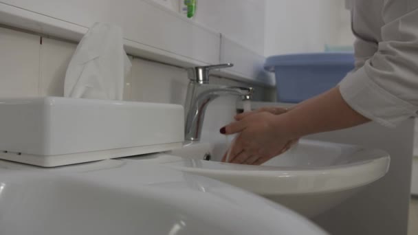 Femme esthéticienne se lave soigneusement les mains dans le lavabo avec du savon liquide — Video