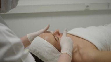 Güzellik uzmanı nemlendirici bir krem yüz geçerlidir. Kadın alır yüz bakım tedavisi Spa