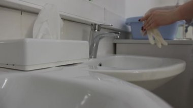 Hekim tedaviden sonra beyaz Medikal Ürünler alır ve onları atık kutusuna koymak