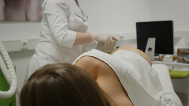 Donna ottiene un massaggio meccanico per fianchi e culo nel salone di bellezza — Video Stock