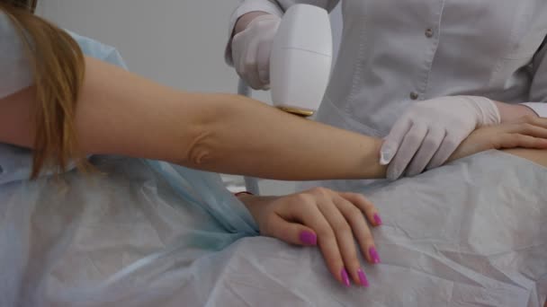 Руки женщины, получающей косметологическое лазерное лечение в салоне красоты. Закрыть — стоковое видео