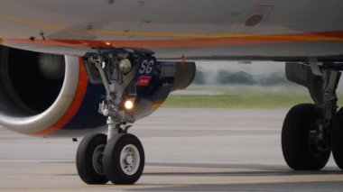 Jet uçakları havaalanında taksi üzerinde taşır. Açılış dişli, motor ve gövde alt