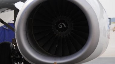 Jet Motoru kapat. Durdurulan türbinleri ile uçak Havaalanı rampa üzerinde kalır