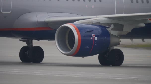Vista lateral del motor a reacción, fuselaje y tren de aterrizaje de un avión de pasajeros — Vídeos de Stock