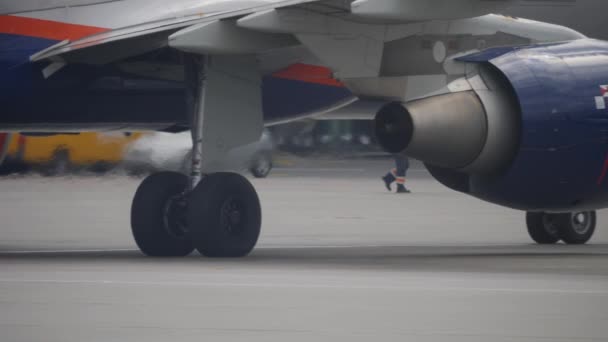 El avión se mueve por la pista de rodaje. Jet motor difumina el fondo con brillo de calor — Vídeo de stock