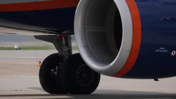 关闭喷气机引擎。滑行飞机的热雾模糊了机场停机坪标志 — 图库视频影像