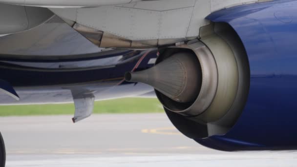 Parte trasera del motor de avión de pasajeros. Avión se mueve en la pista de rodaje en el aeropuerto . — Vídeo de stock