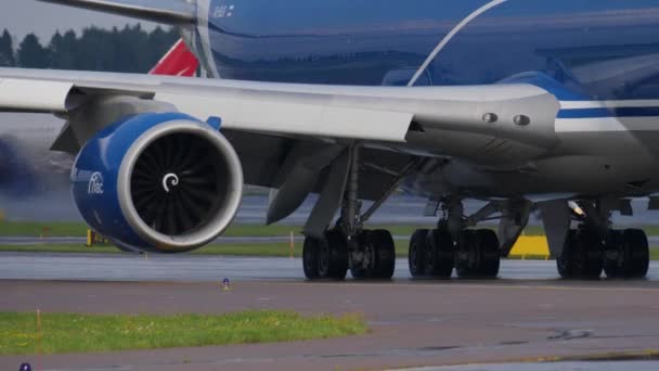 Undercarriage and engine of Jambo Jet airplane moving on taxiway. Boeing 747 is a cargo aircraft — Stock Video