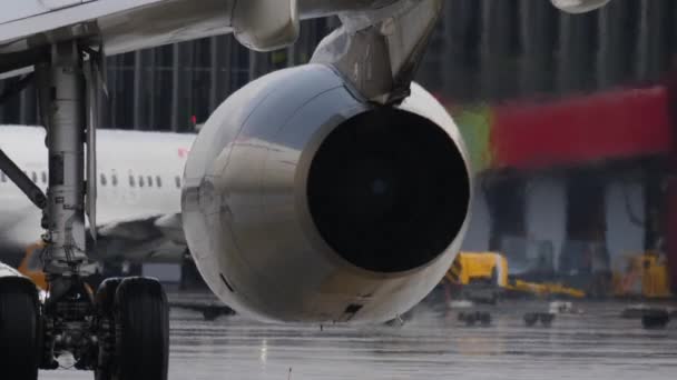 Baksidan på arbetande jetmotor av taxning flygplan. Sheremetyevo flygplats terminal genom värme haze — Stockvideo