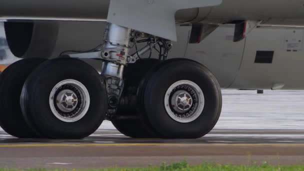 Τροχοί της προσγείωσης των αεροσκαφών. Κοντινό πλάνο της τροχοδρόμησης προσγείωσης αεροπλάνου — Αρχείο Βίντεο