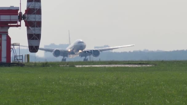 Sistema de radar e aterragem avião a jato de passageiros borrado com brilho de calor — Vídeo de Stock