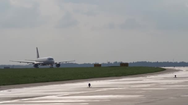 Passagierflugzeug bewegt sich auf Landebahn Start von Passagierflugzeug — Stockvideo