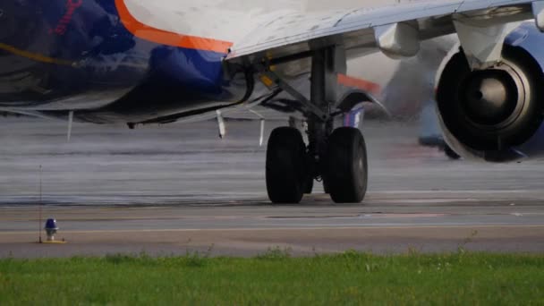 Das Fahrwerk des 777. Flugzeugs dreht auf dem Rollweg. Strahltriebwerk macht Hitzedunst — Stockvideo