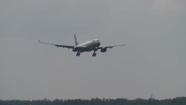 Airbus A330 lose height above runway for landing. Blurred view through heat haze — Stock Video
