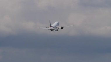 Moskova, Rusya - 25 Temmuz 2018: Bulgaria Air Airbus yükseklik kalkıştan sonra kazanıyor ve fırtınalı gökyüzünde uçar