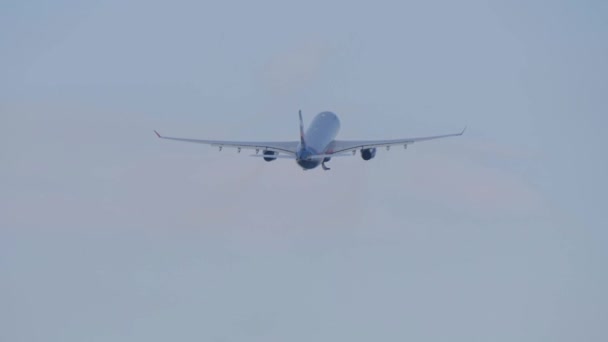 Gran avión de pasajeros gana altura después de despegar y vuela lejos — Vídeo de stock