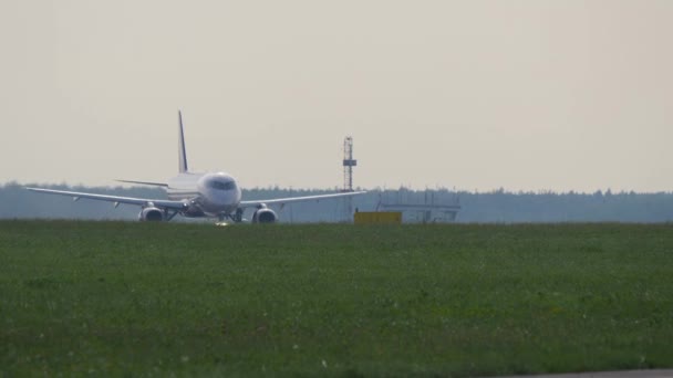 Start eines Passagierflugzeugs. Passagierflugzeug hebt von Landebahn in Scheremetjewo ab — Stockvideo